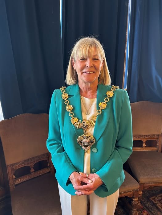 Blackpool Council's Mayor Kim Critchley wearing a teal green jacket and the mayoral chains. 
